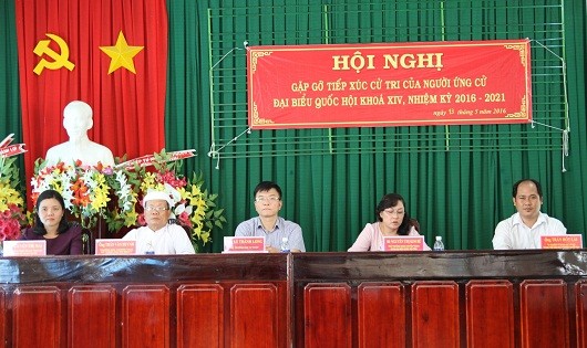 Bộ trưởng Lê Thành Long (ngồi giữa) tiếp xúc cử tri tại Kiên Giang.