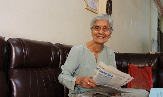 Nữ cựu tù Côn Đảo Lê Thị Tâm chia sẻ những kỷ niệm với phóng viên.