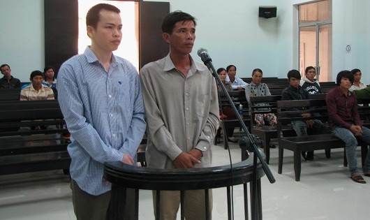 Bị cáo Khải và Luân trong phiên xử sơ thẩm.