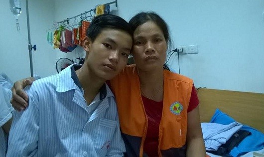 Em Quang và mẹ tại Viện Huyết học và Truyền máu Trung ương (ảnh chụp chiều 14/5)
