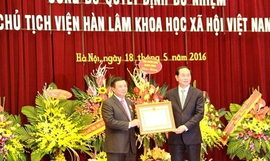 Phó Thủ tướng Vũ Đức Đam trao quyết định bổ nhiệm GS.TS Nguyễn Quang Thuấn giữ chức Chủ tịch Viện Hàn lâm Khoa học Xã hội Việt Nam. Ảnh: VA