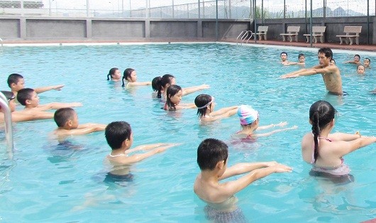Trẻ cần học kỹ năng bơi.