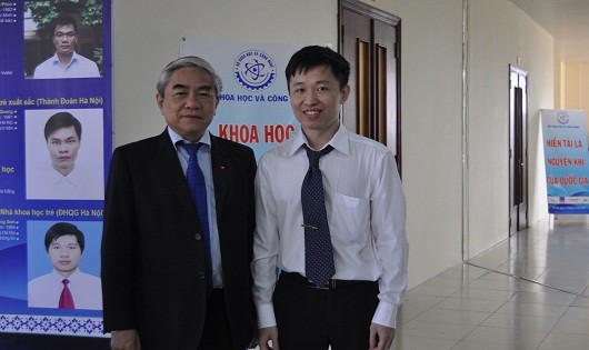 Nguyễn Đình Nam (phải) trong cuộc gặp gỡ của các nhà khoa học trẻ tiêu biểu năm 2015.
