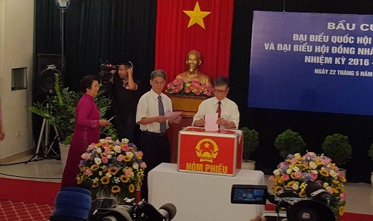 Cử tri bỏ phiếu tại khu vực bỏ phiếu số 3, địa chỉ 58 Nguyễn Du, Hai Bà Trưng, Hà Nội.
