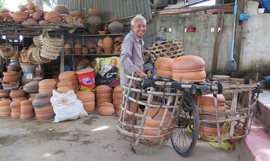 'Tình yêu bất chấp tuổi tác' của người đàn ông bán gốm rong
