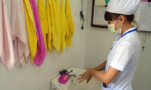 Nhân viên y tế cần phải rửa tay thường xuyên để tránh lây lan nhiễm khuẩn bệnh viện cho chính mình và cho bệnh nhân.