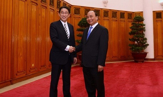 Thủ tướng Nguyễn Xuân Phúc đón Bộ trưởng Ngoại giao Nhật Bản Fumio Kishida thăm Việt Nam hồi đầu tháng 5/2016. (Ảnh: Anh Tuấn Zing.vn)