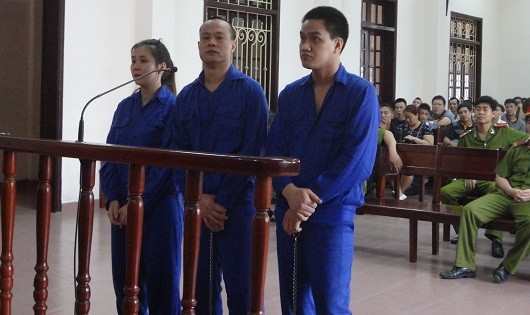 Bị cáo Phạm Hữu Tiến - ngoài cùng, bên phải.