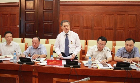 Thứ trưởng Đinh Trung Tụng phát biểu tại buổi làm việc.
