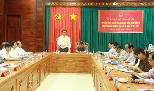 Ông Y Biêr Niê  - Phó Bí thư Tỉnh ủy Đắk Lắk, Chủ tịch Ủy ban Bầu cử tỉnh công bố danh sách những người trúng cử đại biểu HĐND tỉnh.