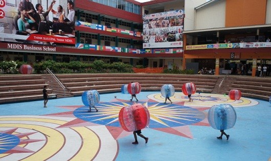 Đụng bóng xuất hiện ở Việt Nam nhanh chóng thu hút sự quan tâm của đông đảo cộng đồng trẻ.
