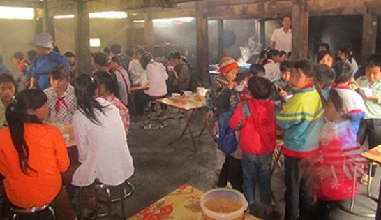 Bữa ăn trưa trong nhà ăn chật chội và đông đúc của các em học sinh Trường Phổ thông dân tộc bán trú Tiểu học và THCS Xuân Minh.