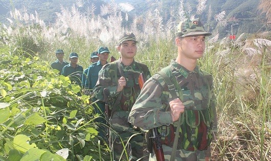 Dân quân xã Ma Ly Pho phối hợp cùng Đồn Biên phòng Cửa khẩu Ma Lù Thàng tổ chức tuần tra biên giới.