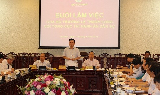 Bộ trưởng Lê Thành Long phát biểu trong cuộc họp.