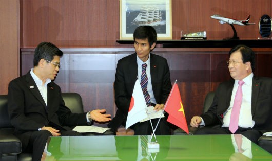 Phó Thủ tướng Trịnh Đình Dũng (phải) trao đổi với Bộ trưởng MLIT Nhật Bản, ông Ishii Keiichi.