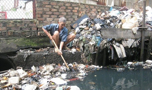 Một dòng kênh “chết” do ô nhiễm nguồn nước.