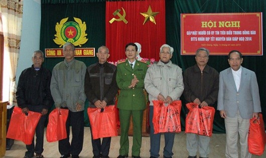 Công an huyện Nam Giang tặng quà cho người có uy tín có đóng góp trong phong trào toàn dân bảo vệ an ninh Tổ quốc.