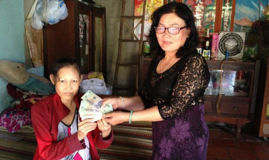 Chị Mộng Cầm trao tiền giúp đỡ cho bệnh nhân nghèo ở xã Tân Công Sính.
