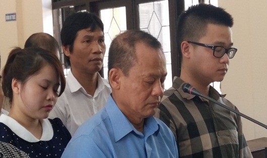 Cha con Minh Sâm cùng nhắm mắt nghe HĐXX tuyên án.