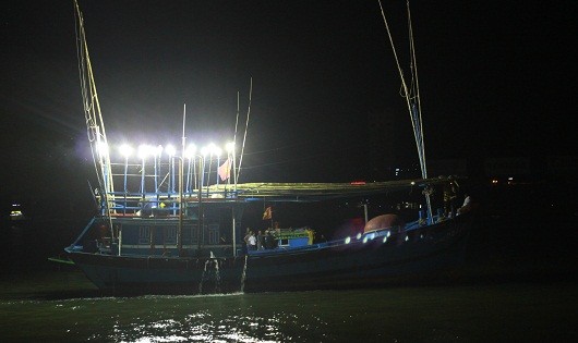 Công tác cứu hộ chiếc tàu du lịch bị chìm trên sông Hàn (Đà Nẵng) được tiến hành ngay trong đêm.