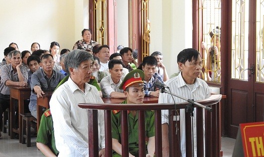 Bị cáo Bản (phải) và ông Hồ Văn Mênh tại phiên tòa phúc thẩm. 