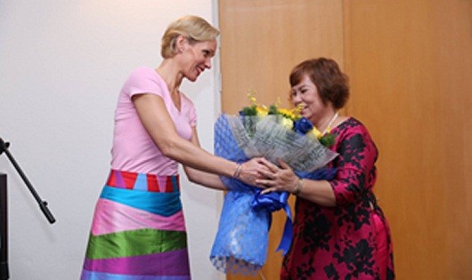 Bà Phan Thị Hạnh nhận danh hiệu giải thưởng từ Đại sứ Thụy Điển Camilla Mellander.