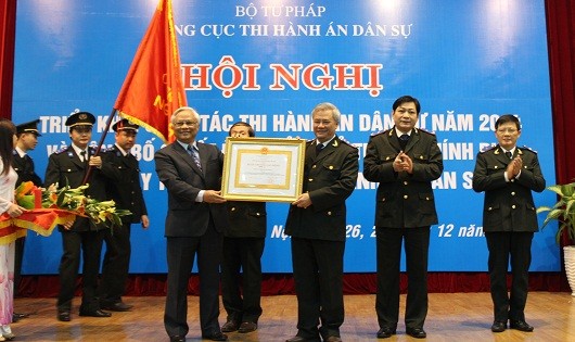 Phó Chủ tịch Quốc hội Uông Chu Lưu trao Huân chương Lao động Hạng III cho lãnh đạo Tổng cục THADS  (Bộ Tư pháp).