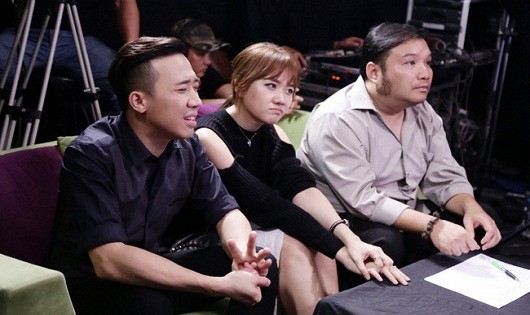 Sau scandan tình cảm với Tiến Đạt, Trấn Thành, ca sĩ Hari Won và Trấn Thành lại cùng làm giám khảo một gameshow khiến dư luận chê bai.