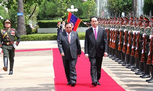Chủ tịch nước Trần Đại Quang và Tổng Bí thư, Chủ tịch nước CHDCND Lào duyệt đội danh dự.