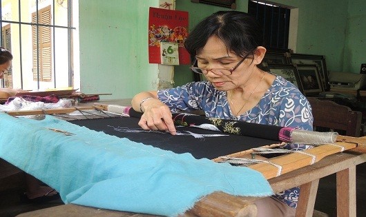 Bà Đặng Thị Thương, xã viên của HTX Thuận Lộc gắn bó với nghề 
từ thuở ban đầu.