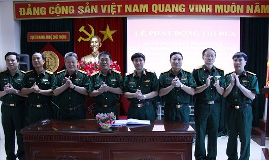 Thiếu tướng Phạm Ngọc Trai, Cục trưởng (người đứng thứ 4 từ phải sang) cùng các cán bộ chủ chốt Cục Thi hành án Bộ Quốc phòng tại Lễ phát động thi đua 2016.