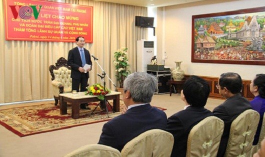 Chủ tịch nước nói chuyện với cán bộ, nhân viên Tổng lãnh sự quán Việt Nam tại Pakse và bà con kiều bào sinh sống tại tỉnh Champasak. (Ảnh: VOV)