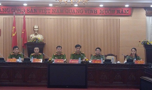 Đại tá Nguyễn Duy Ngọc (thứ 3 từ phải sang) tại buổi họp báo.