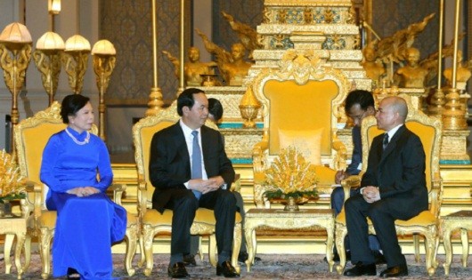 Chủ tịch nước Trần Đại Quang và phu nhân hội kiến Quốc vương Campuchia Norodom Sihamoni. Ảnh: TTXVN