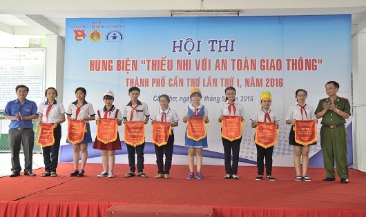 Ban Tổ chức tặng Cờ lưu niệm cho các đội tham gia Hội thi Hùng biện “Thiếu nhi với văn hóa ATGT” Cần Thơ 2016.