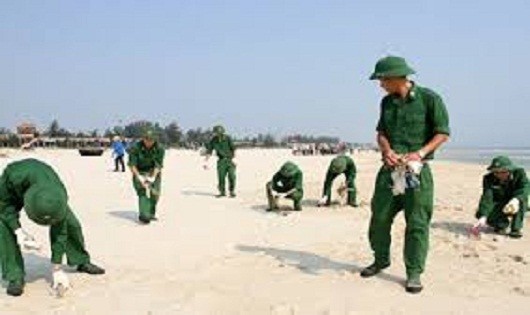 300 lính biên phòng Hải Phòng chung tay làm sạch biển