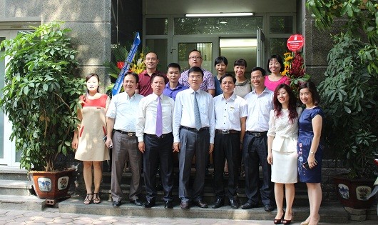 Bộ trưởng Lê Thành Long chụp ảnh cùng Ban Biên tập, cán bộ, phóng viên tại Tòa soạn Báo PLVN. 