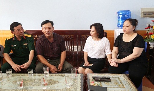 Bà Vũ Thị Thu Thủy (ảnh, thứ 2 từ phải sang) - Phó Chủ tịch UBND tỉnh  Quảng Ninh.