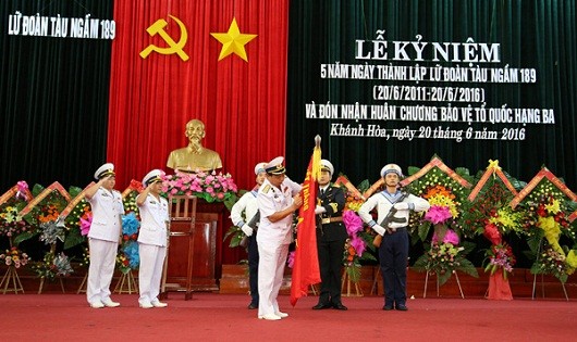 Lữ đoàn Tàu ngầm đón nhận Huân chương Bảo vệ Tổ quốc hạng Ba