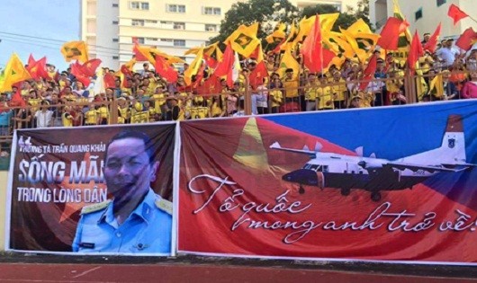 Băng rôn của cổ động viên đội bóng SLNA trên sân Nha Trang tưởng nhớ đến phi công Trần Quang Khải.