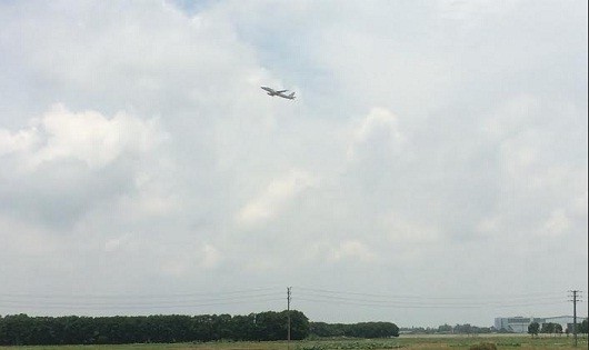 Máy bay cất, hạ cánh tại sân bay Nội Bài, nhìn từ đê xã Mai Đình.