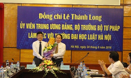Bộ trưởng Lê Thành Long chúc mừng Thứ trưởng Lê Tiến Châu, Hiệu trưởng Trường Đại học Luật Hà Nội.