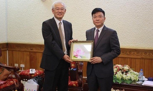 Bộ trưởng Lê Thành Long và đại diện Đại học Tổng hợp Nagoya.