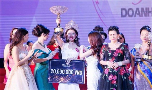 Đêm chung kết cuộc thi Duyên dáng doanh nhân Việt bị yêu cầu giải trình vì chỉ 50 thí sinh, nhưng trao 33 danh hiệu .