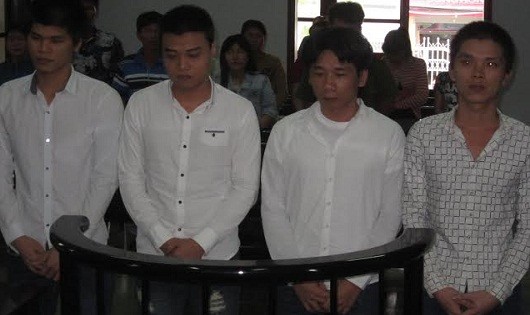 Bị cáo Toàn, Đình Phương, Minh Phương và Hiếu tại tòa.