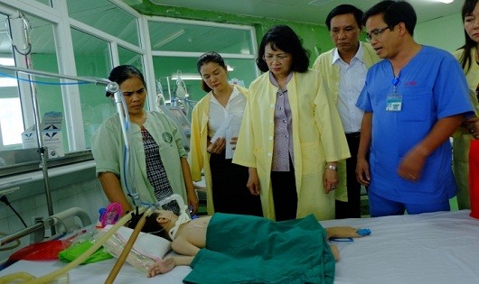Phó Chủ tịch nước thăm trẻ em mắc bệnh hiểm nghèo tại BV Phụ sản - Nhi Đà Nẵng. 