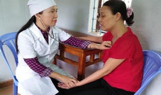 Bác sĩ Nguyễn Thị Lành đang khám bệnh cho bệnh nhân tại Phòng khám Bác sĩ gia đình tư nhân (thị xã Hương Thủy, tỉnh Thừa Thiên Huế).