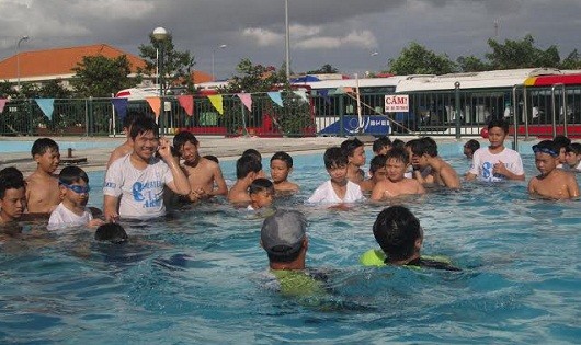 Các học sinh vui thích khi thực hành bơi lội.