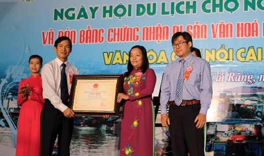 Ông Nông Quốc Thành -  trao chứng nhận cho đại diện Quận uỷ và UBND quận Cái Răng. 