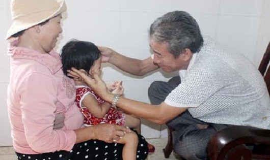 Lương y Nguyễn Trên bấm huyệt cho một trẻ bị liệt dây thần kinh số 7, giúp 2 mắt của cháu bé bị lé đã dần trở lại bình thường